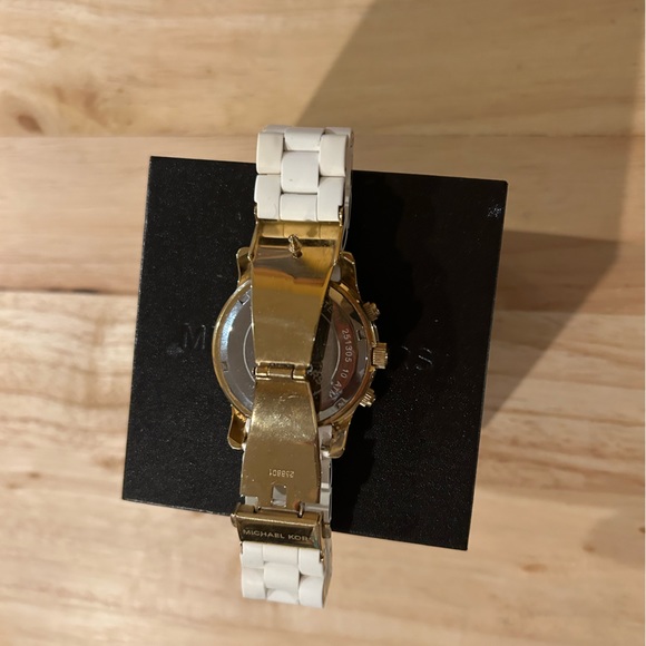 Michael Kors White & Gold Silicone Women’s Watch with Extra Links + Box - Picture 7 of 9